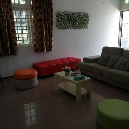The Garden Vacation Home Lumut Exterior photo