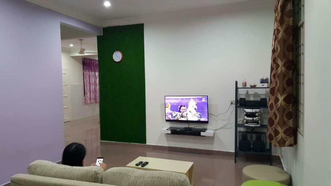 The Garden Vacation Home Lumut Exterior photo