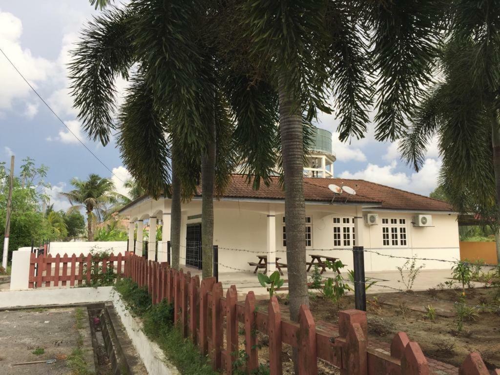 The Garden Vacation Home Lumut Exterior photo