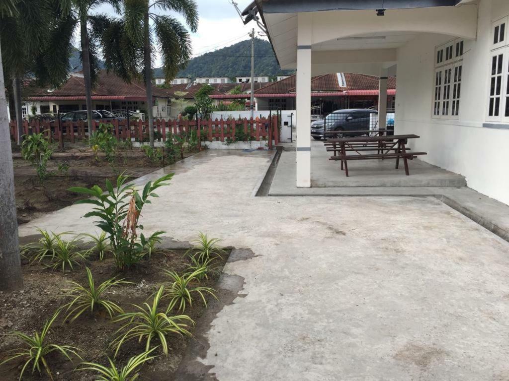The Garden Vacation Home Lumut Exterior photo